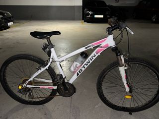 Bicicleta MTB B'TWIN blanca y rosa