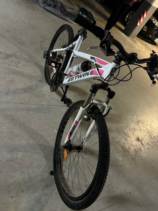 Bicicleta MTB B'TWIN blanca y rosa