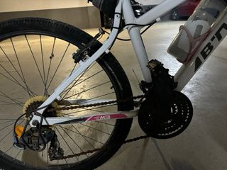 Bicicleta MTB B'TWIN blanca y rosa