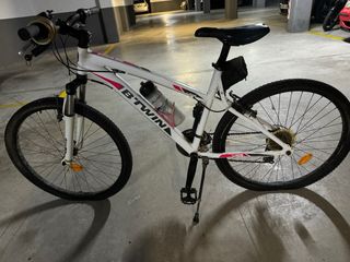 Bicicleta MTB B'TWIN blanca y rosa