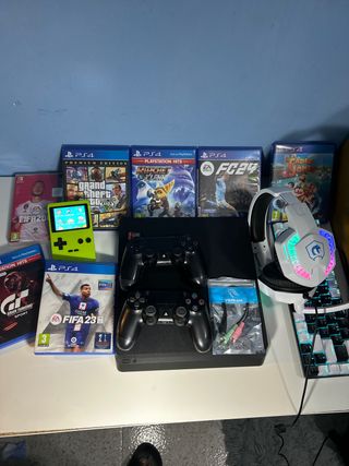 PS4 (PlayStation 4) con juegos y accesorios