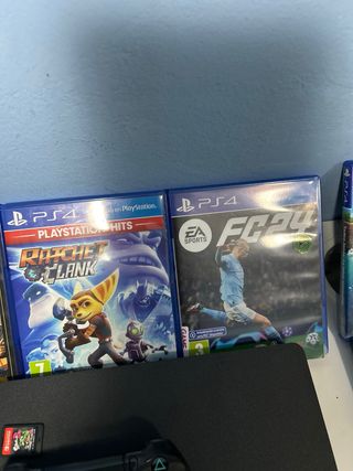 PS4 (PlayStation 4) con juegos y accesorios