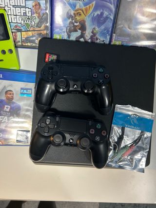 PS4 (PlayStation 4) con juegos y accesorios