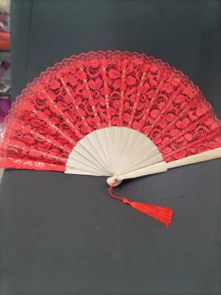 Abanico de encaje rojo