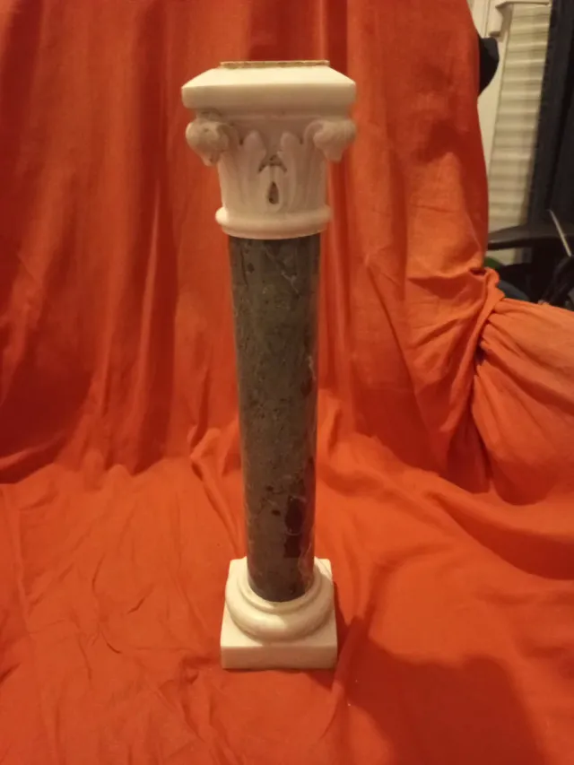 colonna piccola in marmo