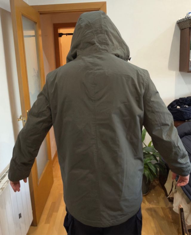 Chaqueta verde militar con capucha