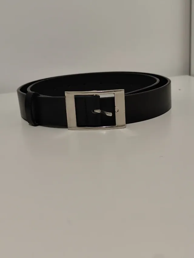 Cinturón negro hebilla plateada 110cm