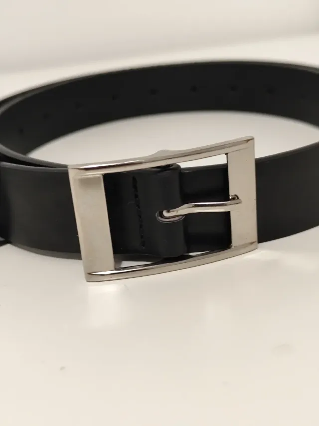 Cinturón negro hebilla plateada 110cm