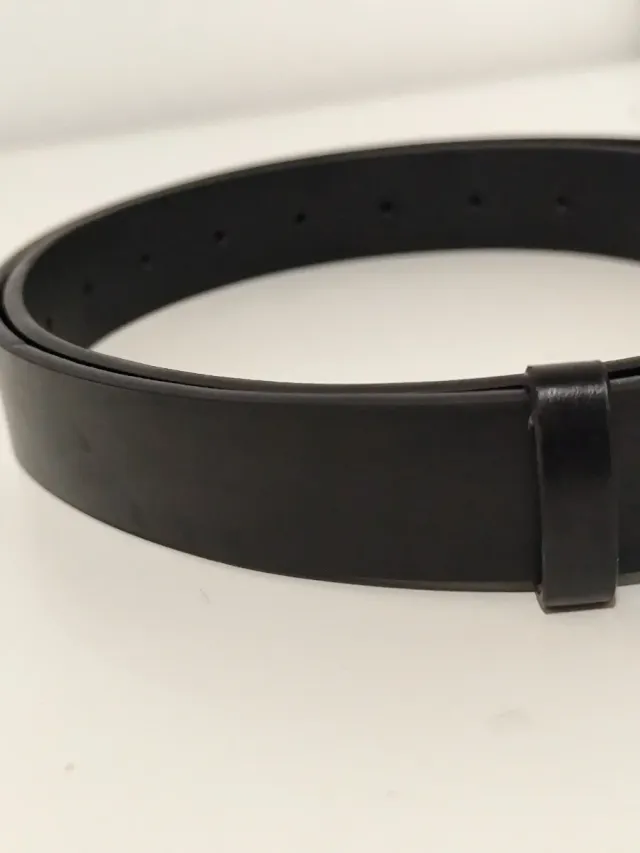 Cinturón negro hebilla plateada 110cm