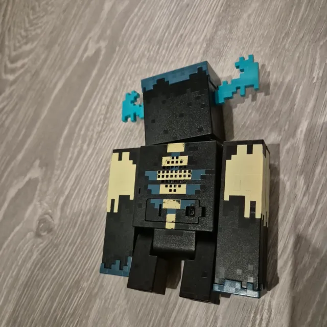 Figura Minecraft Warden con Luces