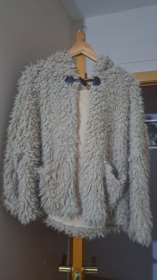 Chaqueta tipo capa peluda beige/gris