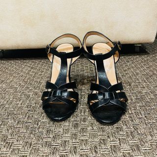 Par de sandalias de tacón negras