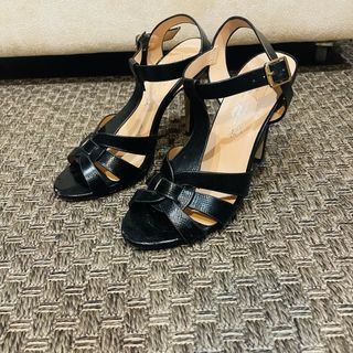 Par de sandalias de tacón negras