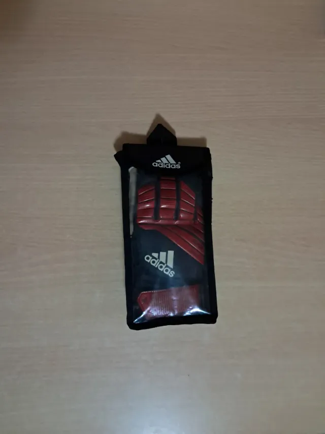 Guantes de portero Adidas Rojos y negros.