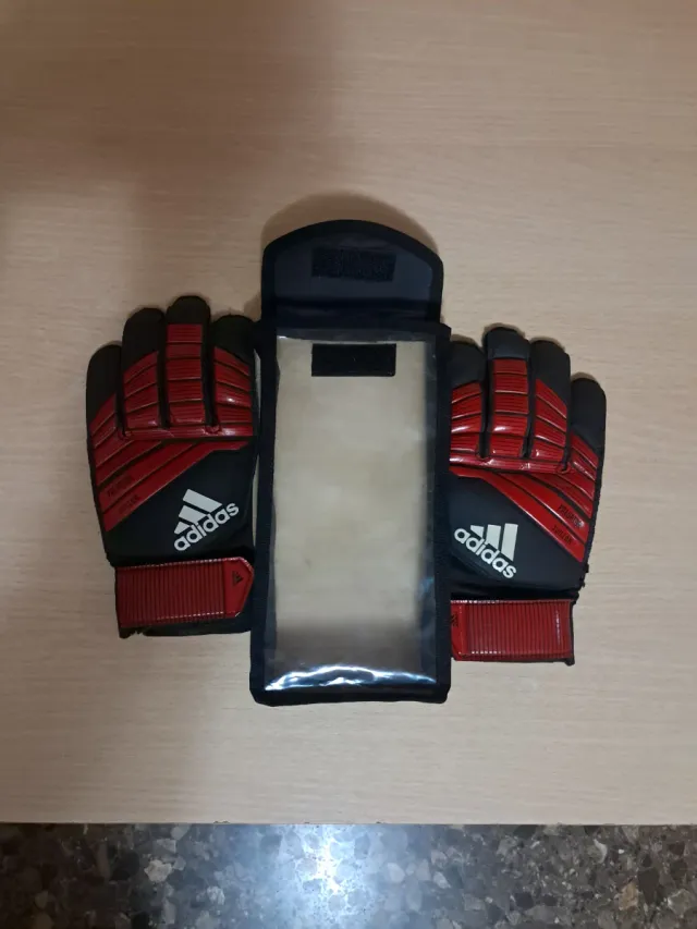 Guantes de portero Adidas Rojos y negros.