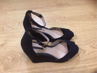 Sandalias de cuña negras de ante muy bonitas