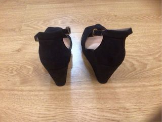 Sandalias de cuña negras de ante muy bonitas