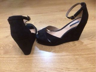 Sandalias de cuña negras de ante muy bonitas