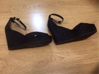 Sandalias de cuña negras de ante muy bonitas