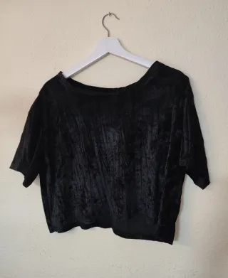Camiseta crop top negra terciopelo mujer H&M.