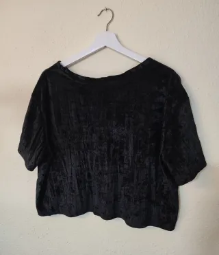 Camiseta crop top negra terciopelo mujer H&M.