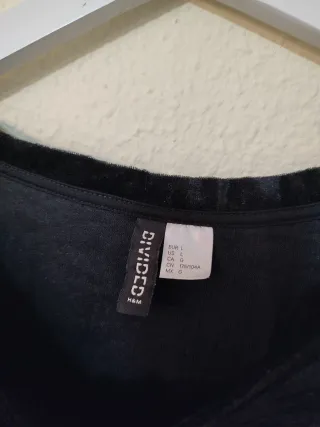 Camiseta crop top negra terciopelo mujer H&M.