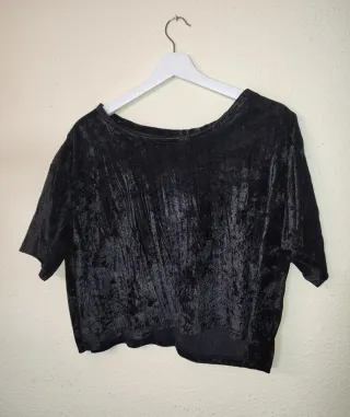 Camiseta crop top negra terciopelo mujer H&M.