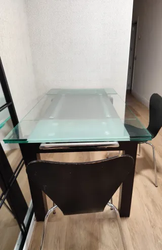 Bonita mesa marrón con cristal y metal + 2 sillas