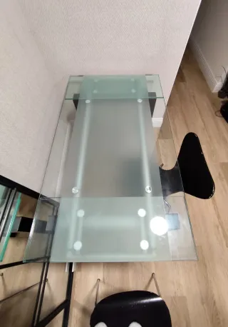 Bonita mesa marrón con cristal y metal + 2 sillas