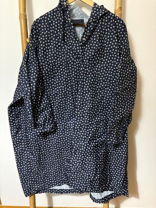 Chubasquero estrellas azul y blanco