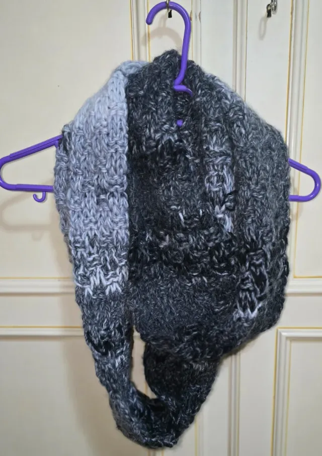 Bufanda de lana tejida gris y negra