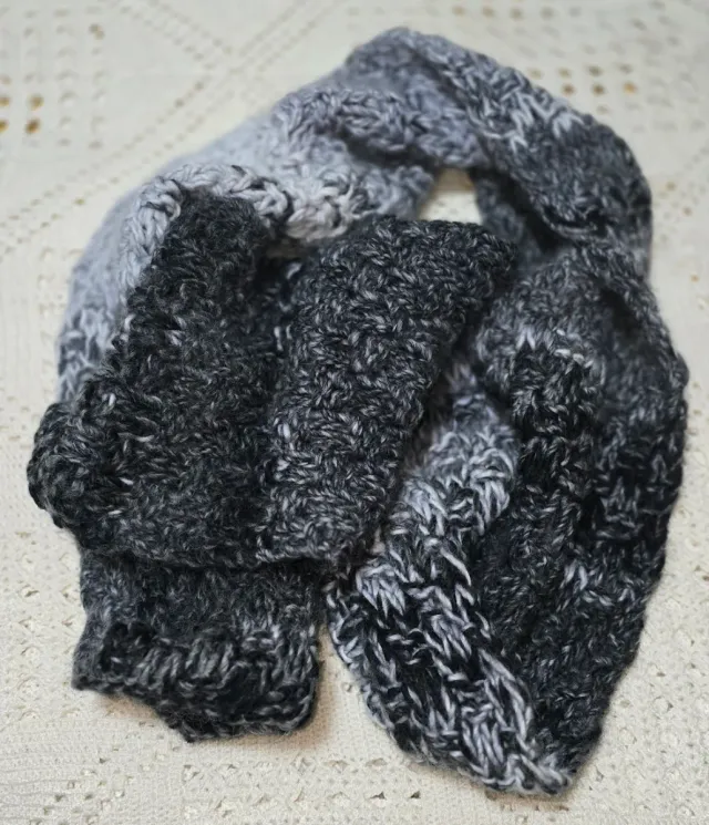 Bufanda de lana tejida gris y negra