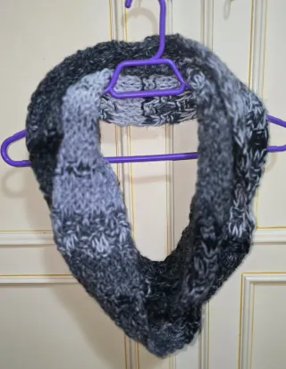 Bufanda de lana tejida gris y negra