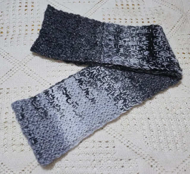 Bufanda de lana tejida gris y negra