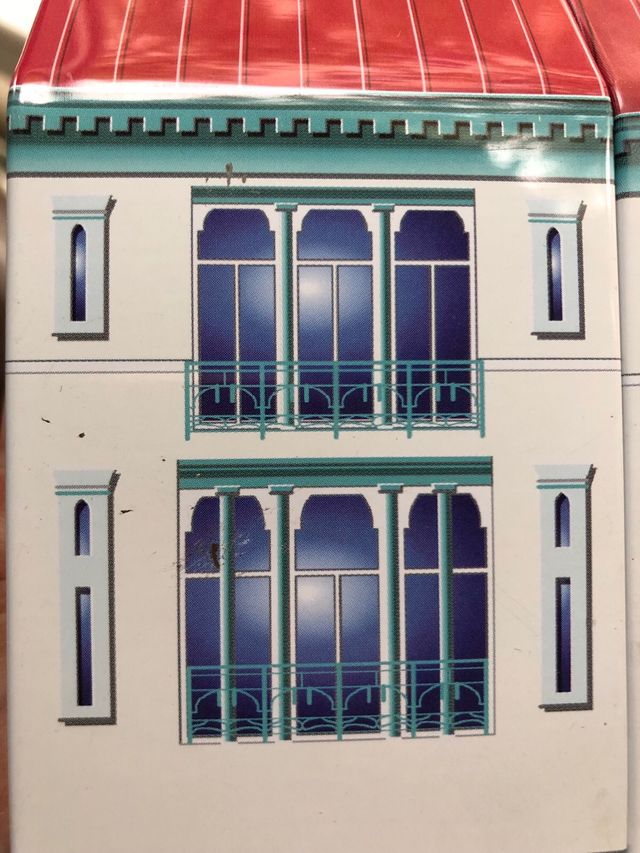 Caja lata bombones Leonidas forma casita