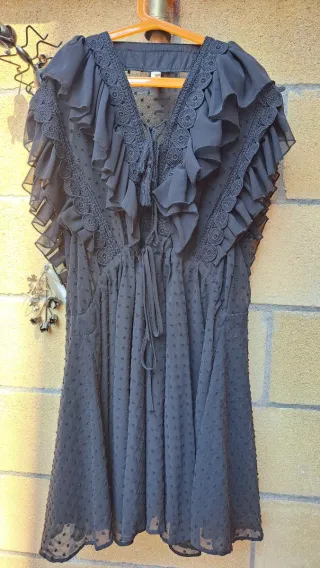 Vestido negro romántico volantes