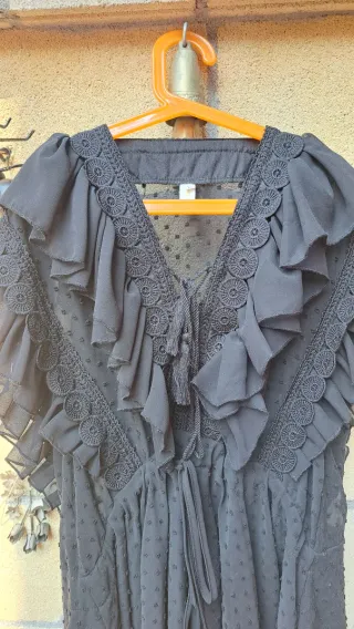Vestido negro romántico volantes