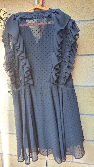 Vestido negro romántico volantes