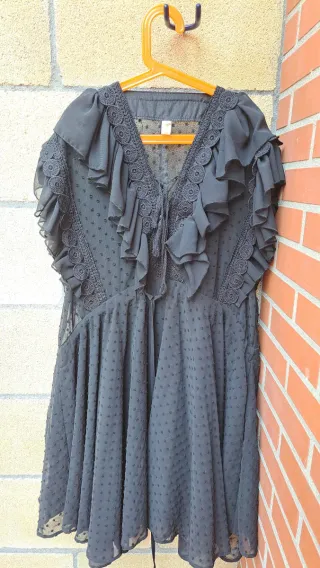 Vestido negro romántico volantes