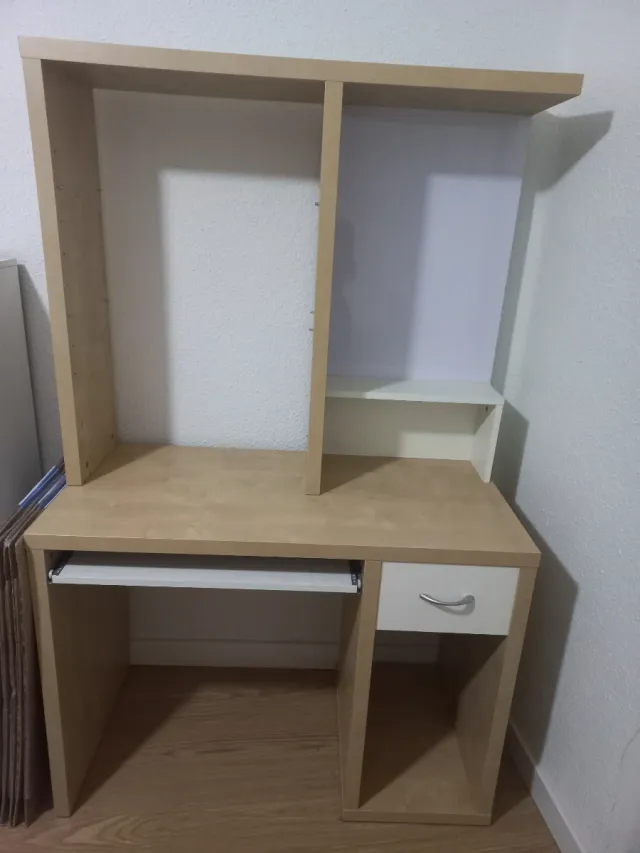 Escritorio de madera con cajón y estantería