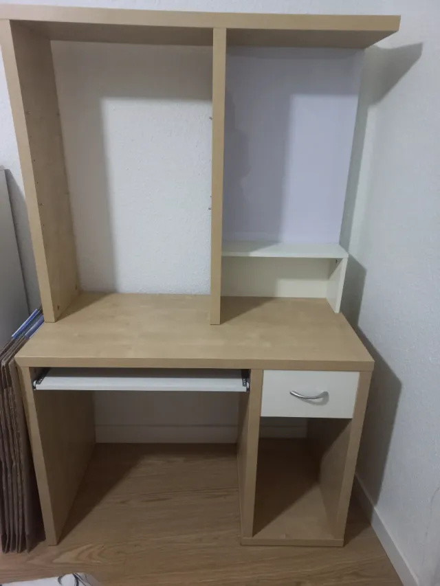 Escritorio de madera con cajón y estantería