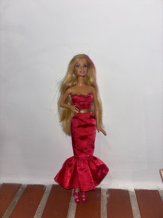 Muñeca Barbie vestido rojo