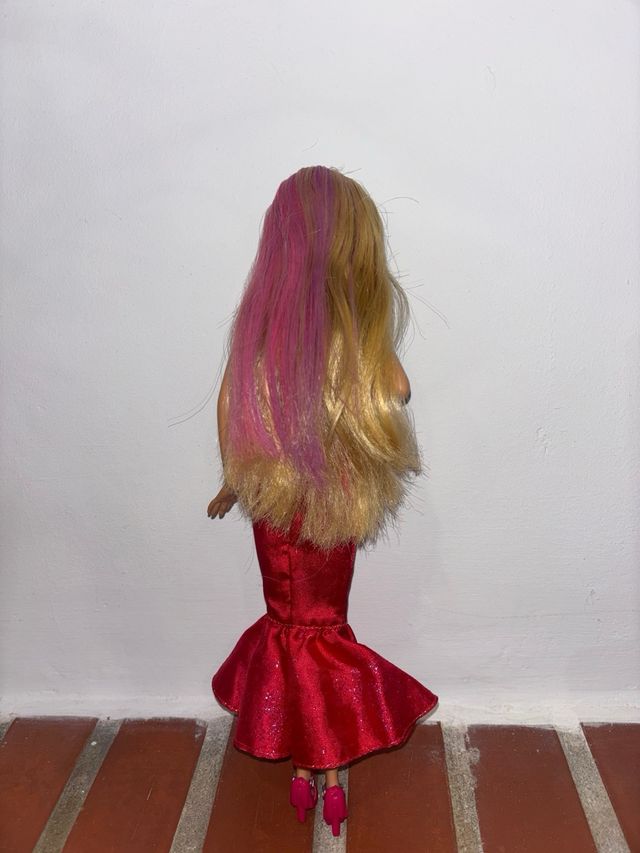 Muñeca Barbie vestido rojo