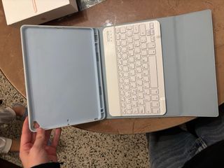 Apple iPad 8va Gen+Funda teclado+Cristal templado