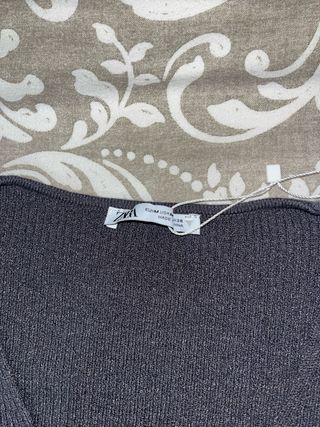 Top con brillos con etiqueta de Zara