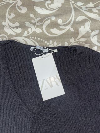 Top con brillos con etiqueta de Zara