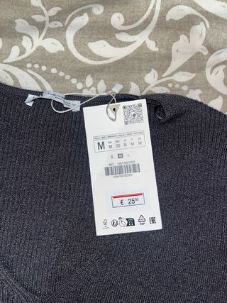 Top con brillos con etiqueta de Zara