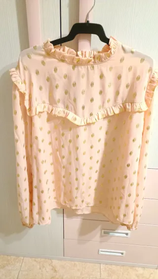 Blusa rosa con topos dorados