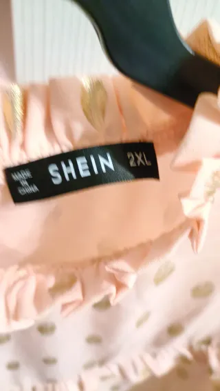 Blusa rosa con topos dorados