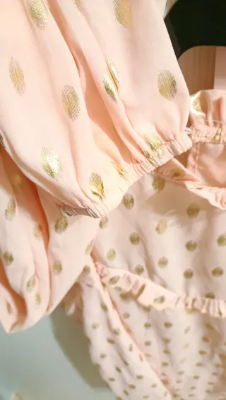 Blusa rosa con topos dorados